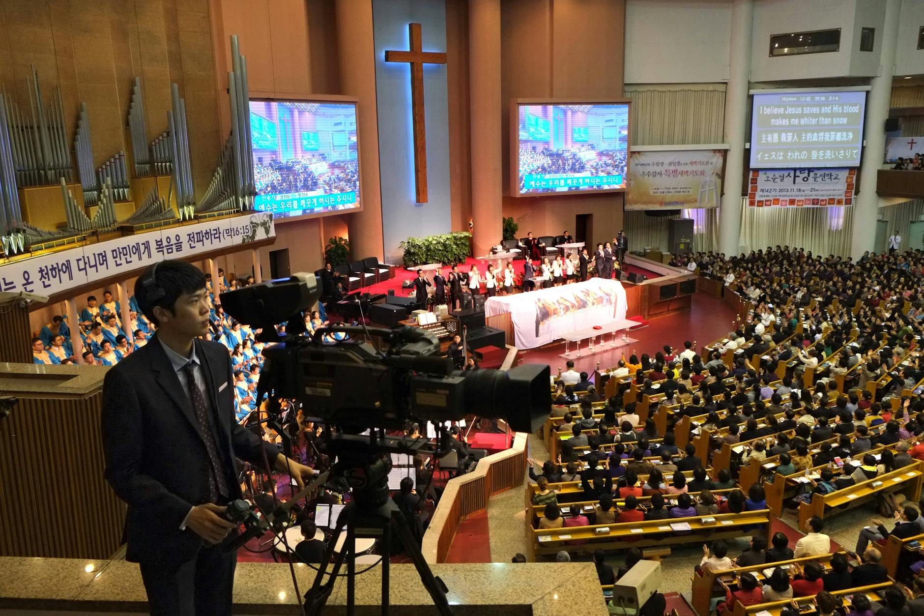 Eine Gebetsarena, so groß wie ein Fußballstadion: Gottesdienst in der Yoido Full Gospel Church in Seoul