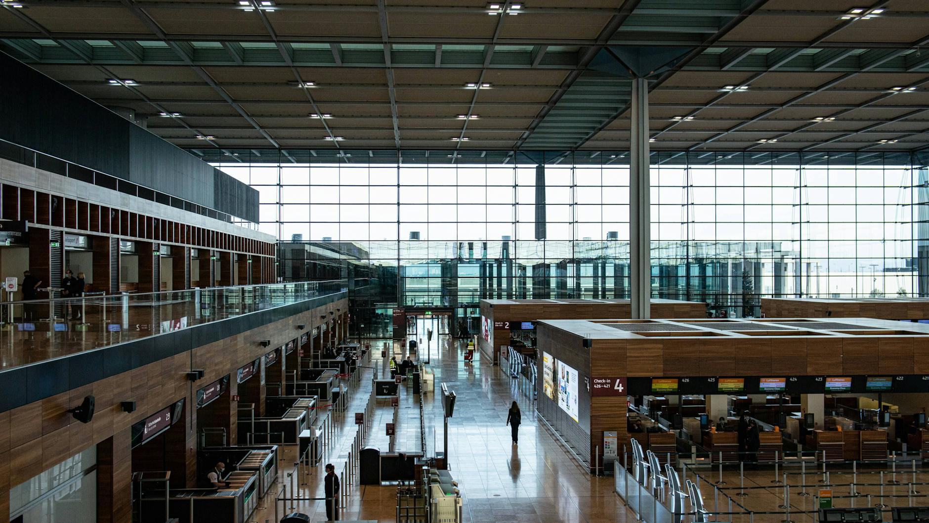 BER Flughafen Berlin Brandenburg nach Entwürfen von Meinhard von Gerkan. 