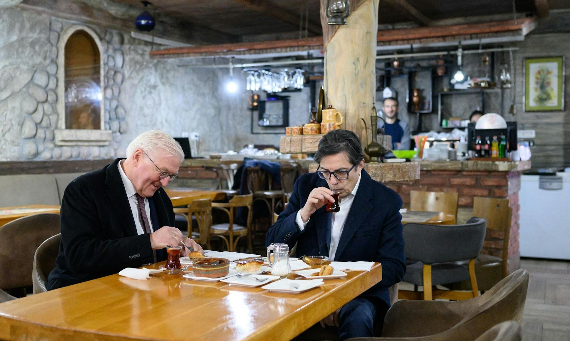 dpatopbilder - Bundespräsident Frank-Walter Steinmeier und der nordmazedonische Präsident Stevo Pendarovski machen während eines Rundgangs durch die Altstadt von Skopje im Café Tako Mako eine kurze Pause.