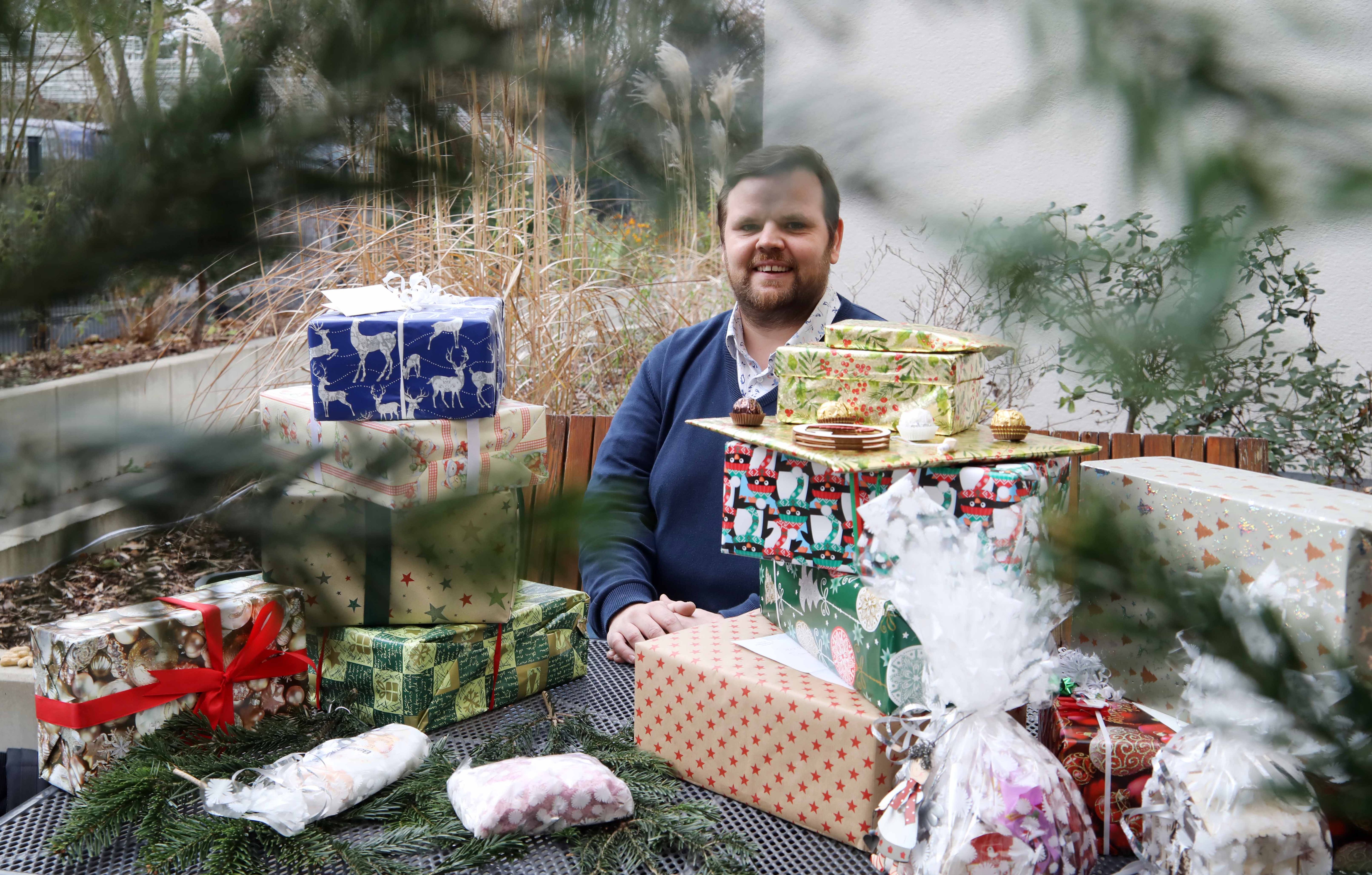 Image - Frohes Fest für einsame Senioren: Dieses Päckchen-Projekt bringt Weihnachtsfreude ins Pflegeheim