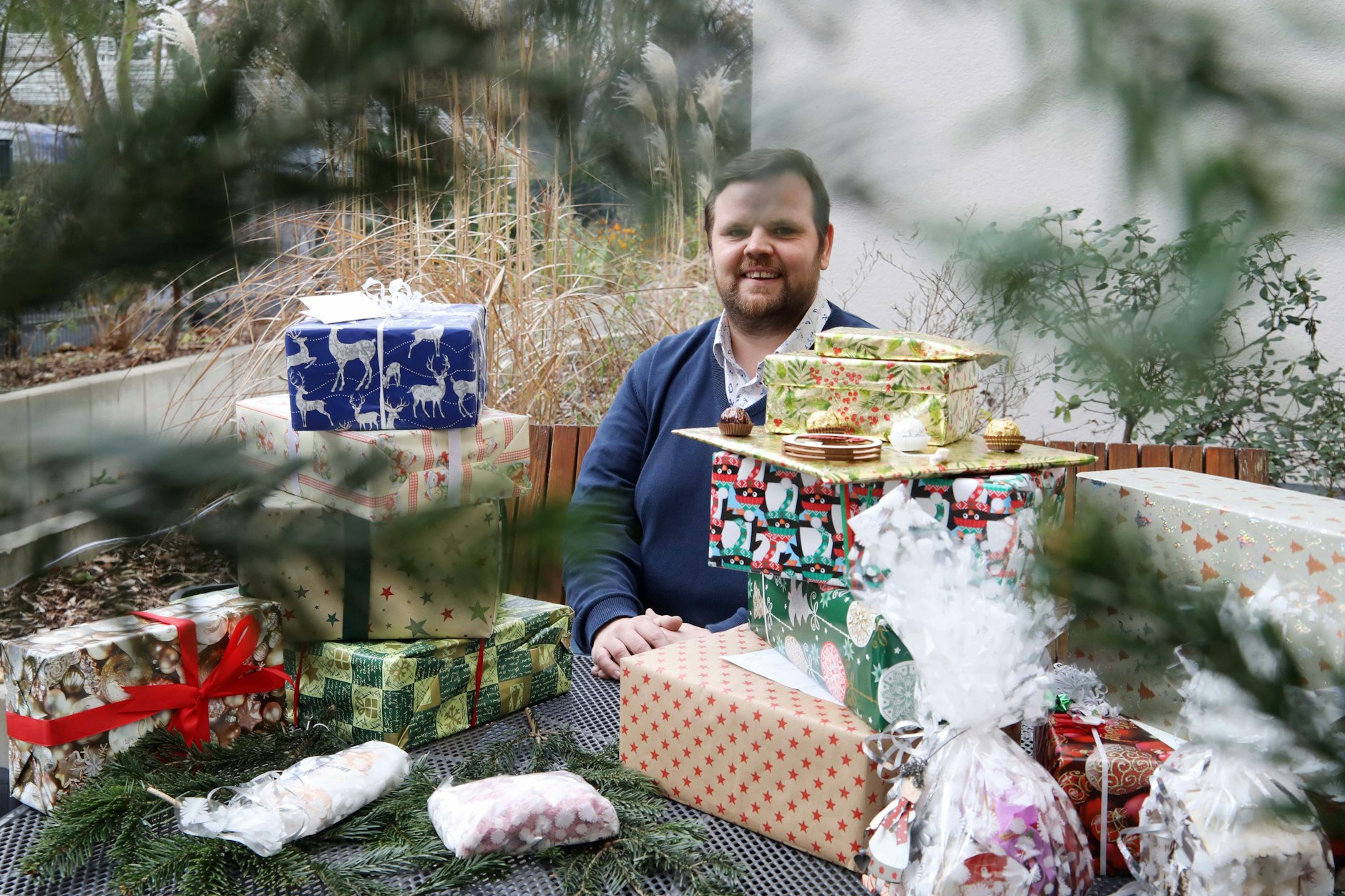 Altenpfleger Dennis Schoneveld sammelt im Domizil-Pflegeheim in Mariendorf Weihnachtspäckchen für einsame Senioren.