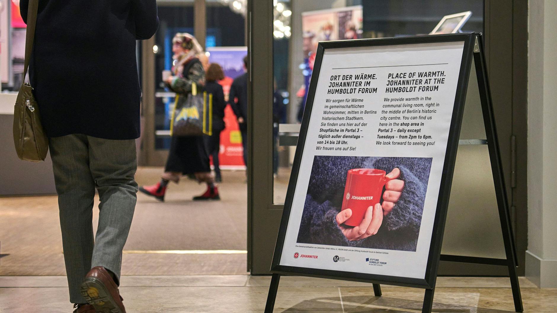 Die Initiative bietet außer dienstags täglich von 14 bis 18 Uhr bis zu 60 Personen die Möglichkeit zum Aufenthalt in geheizten Räumen sowie Schutz und Geborgenheit. Vor Ort gebe es ausreichend Sitzgelegenheiten, kostenlose Heißgetränke und kleine Snacks. 