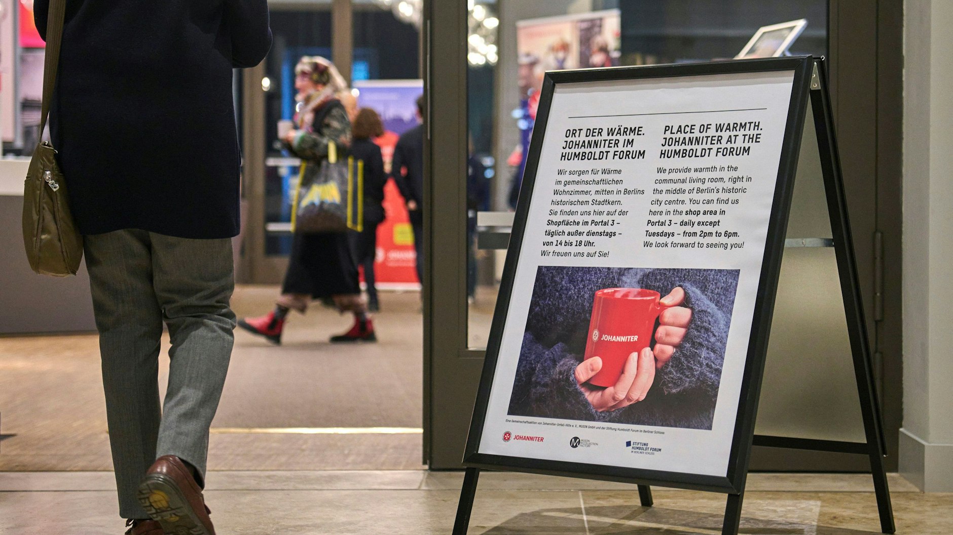 Die Initiative bietet außer dienstags täglich von 14 bis 18 Uhr bis zu 60 Personen die Möglichkeit zum&nbsp; Aufenthalt in geheizten Räumen sowie Schutz und Geborgenheit. Vor Ort gebe es ausreichend Sitzgelegenheiten, kostenlose Heißgetränke und kleine Snacks.&nbsp;