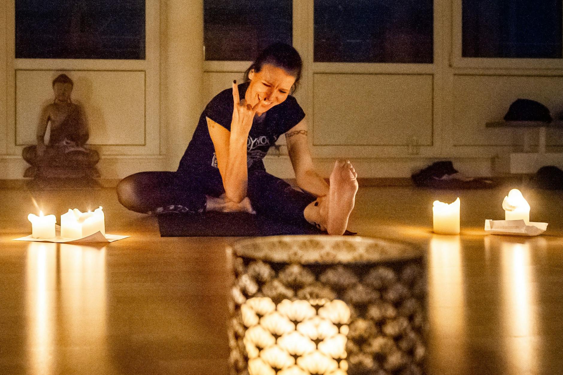 Charlotte Messerschmidt macht den Metalgruß, die Wacken-Gabel. Natürlich nur fürs Foto. In ihrem Yogakurs geht es trotz Metal-Sound sehr konzentriert und seriös zu.