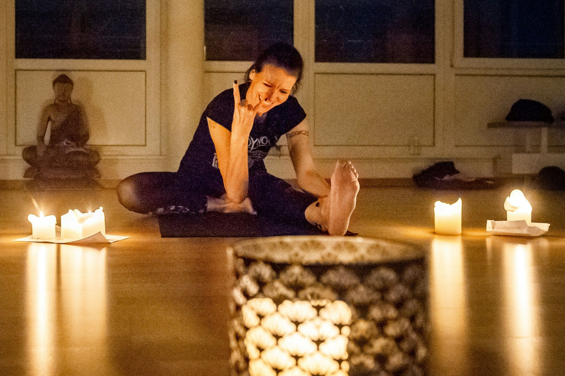 Charlotte Messerschmidt macht den Metalgruß, die Wacken-Gabel. Natürlich nur fürs Foto. In ihrem Yogakurs geht es trotz Metal-Sound sehr konzentriert und seriös zu.