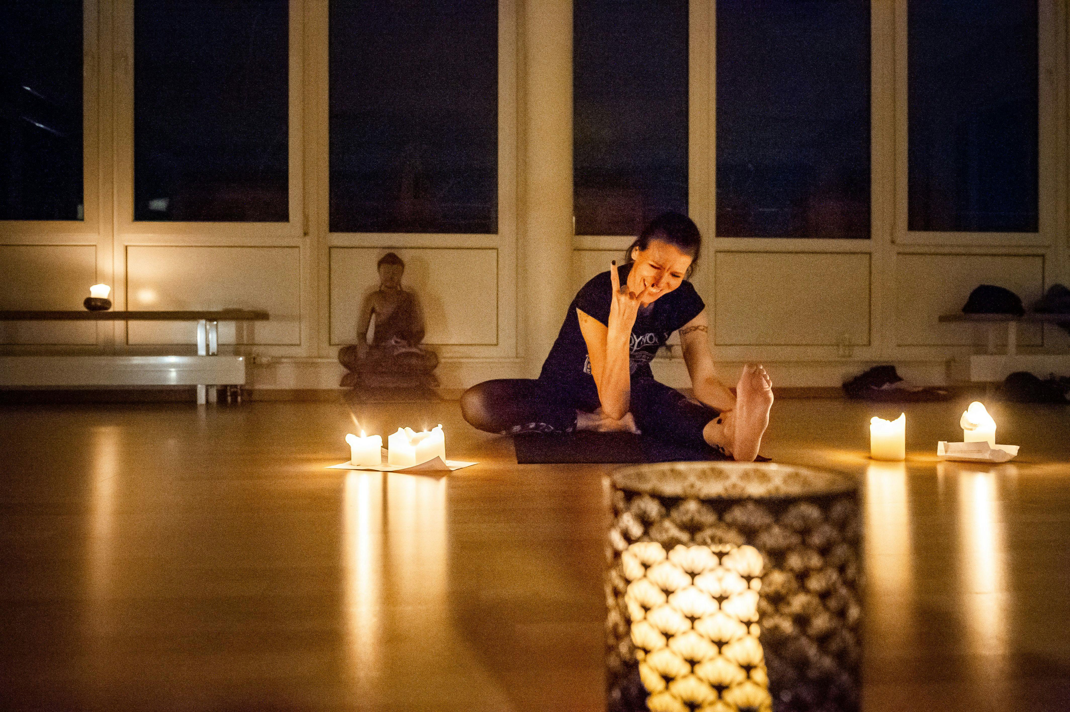 Yoga in Berlin: Sonnengruß zu Heavy Metal und Gothic-Klängen