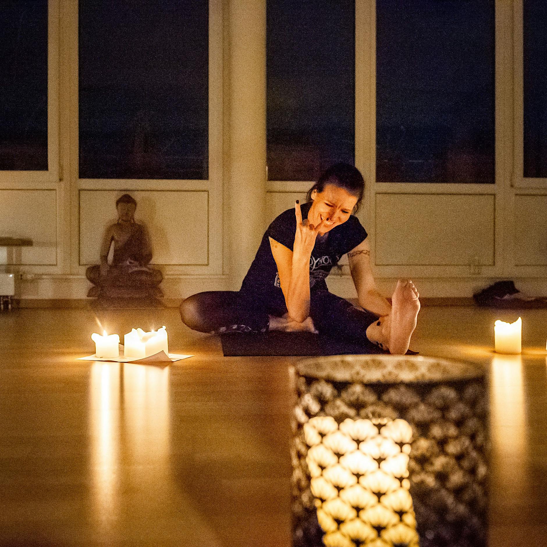 Yoga in Berlin: Sonnengruß zu Heavy Metal und Gothic-Klängen