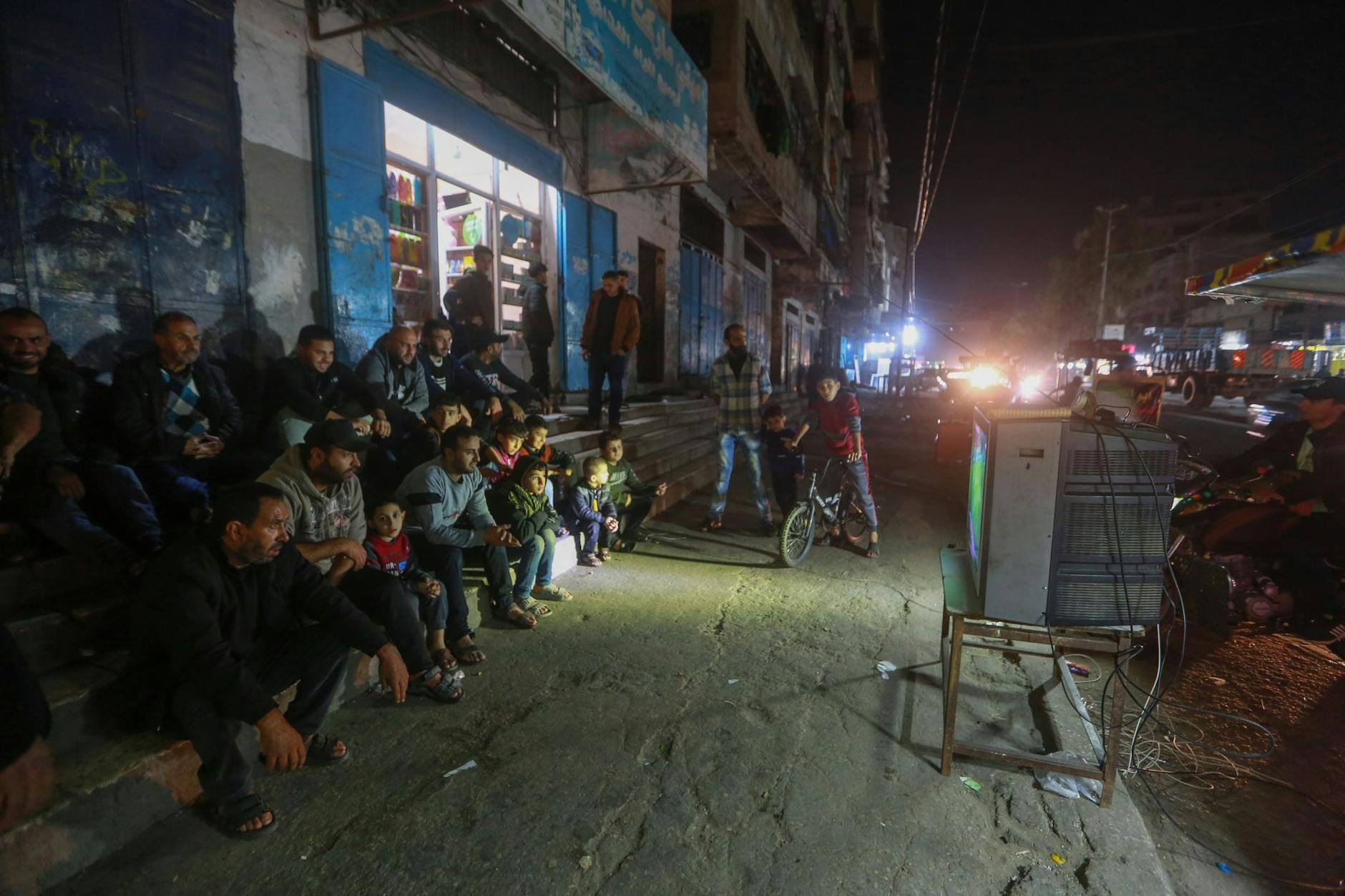 dpatopbilder - Palästinensische Fußballfans verfolgen in Gaza-Stadt die Übertragung eines WM-Spiels.