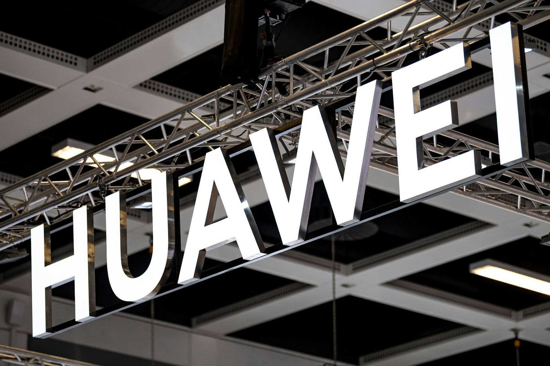 ARCHIV - Das Logo von Huawei.  