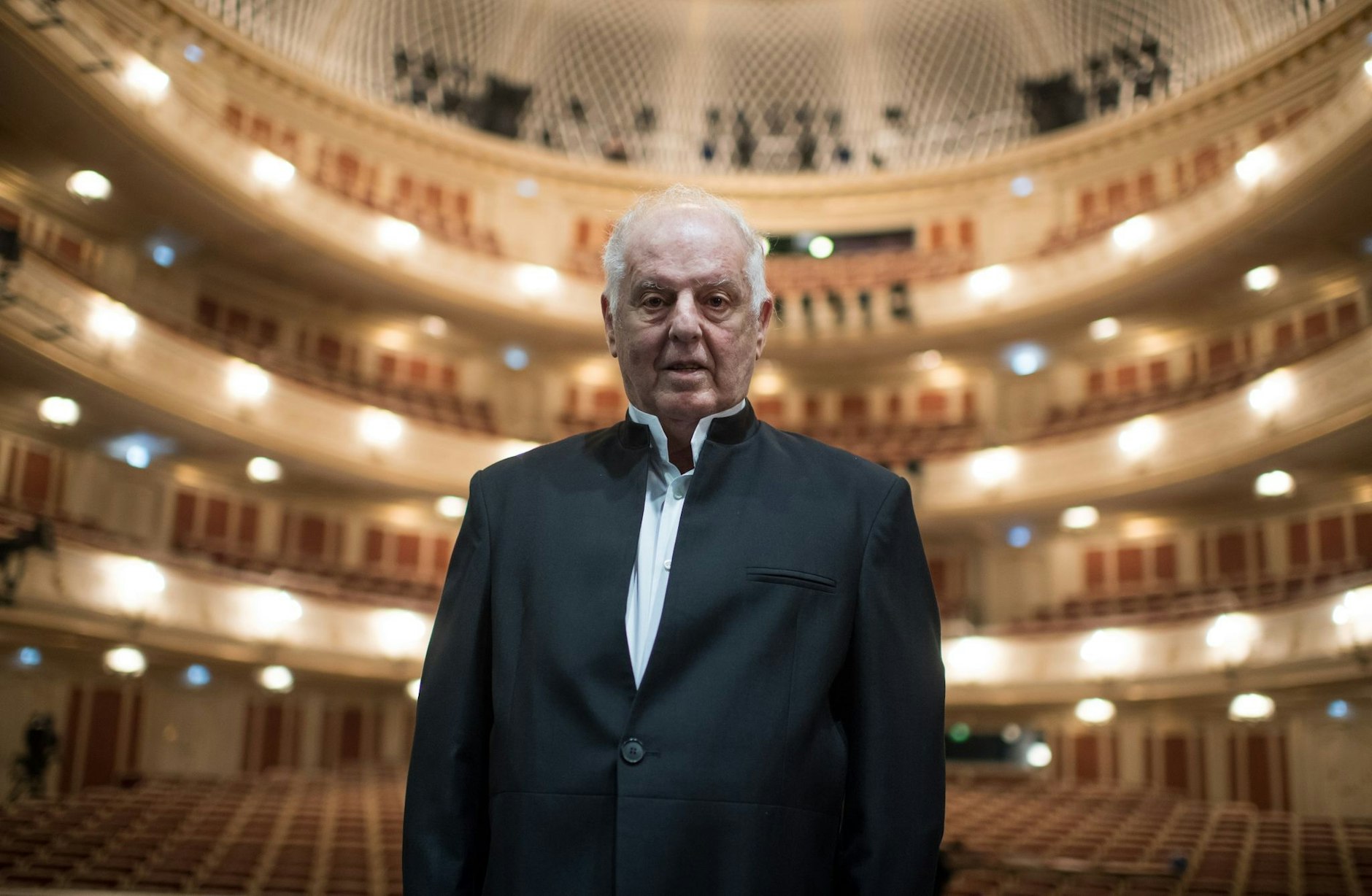 ARCHIV - Generalmusikdirektor Daniel Barenboim  im Saal der sanierten Staatsoper in Berlin.  