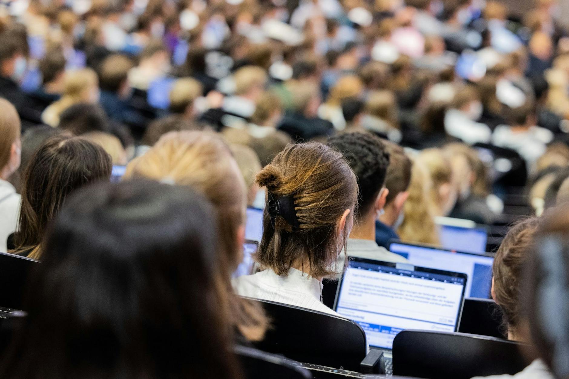 Studentinnen und Studenten sitzen in einem Hörsaal. Der Bundestag hat die 200-Euro-Sonderzahlung beschlossen.