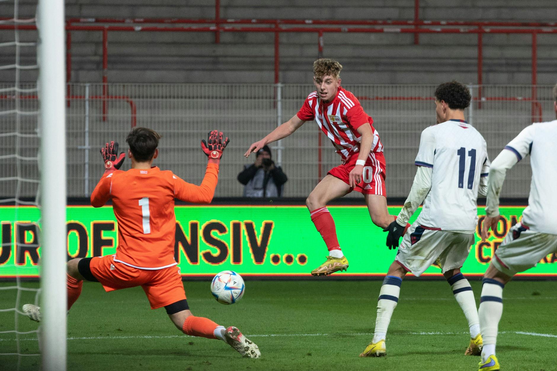 Tim Schleinitz (2. v. l.) traf mit diesem sehenswerten Volleyschuss zum 1:0 für den 1. FC Union Berlin.