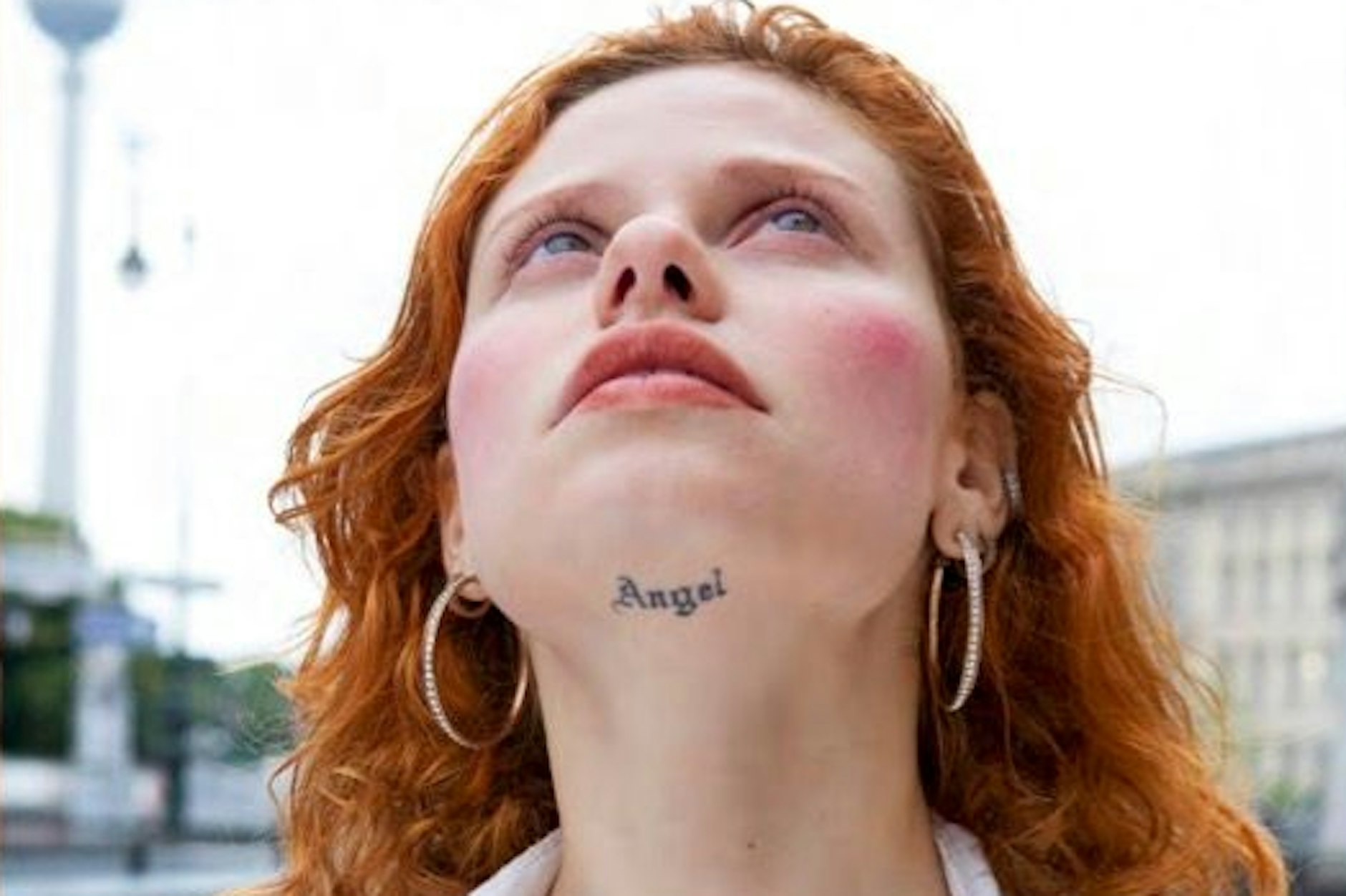 Ein Berliner Model vor der Museumsinsel