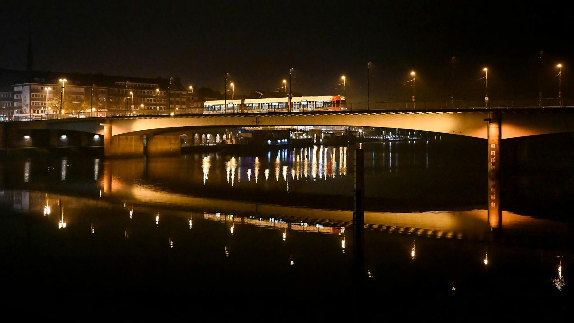 Eine Straßenbahn fährt über die Bremer Wilhelm-Kaisen-Brücke.