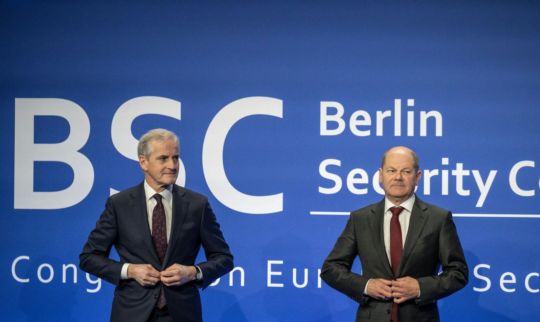 dpatopbilder - Bundeskanzler Olaf Scholz und der norwegische Ministerpräsident Jonas Støre (l) bei der Berliner Sicherheitskonferenz.