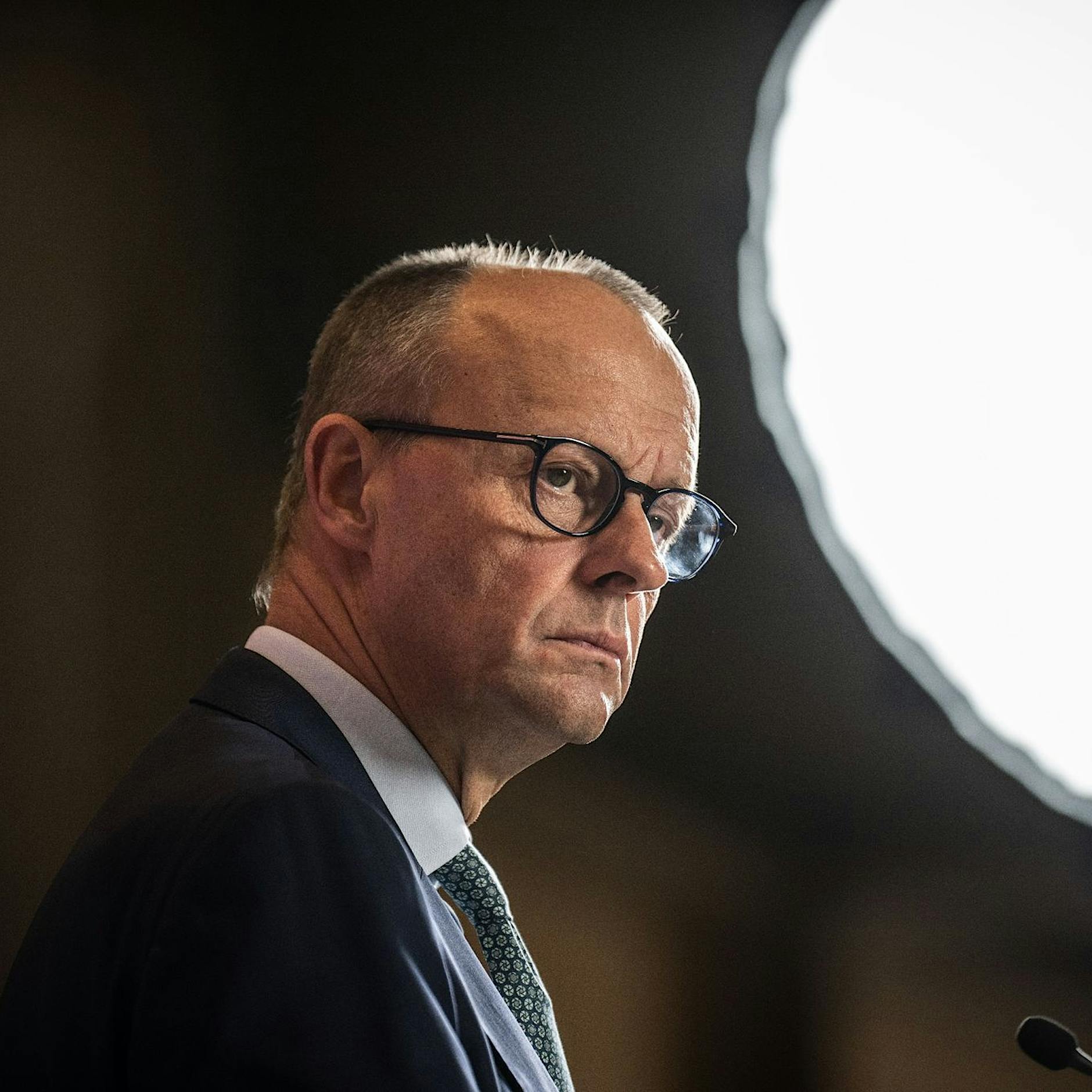 Merz kritisiert schleppende Rückführung von Migranten