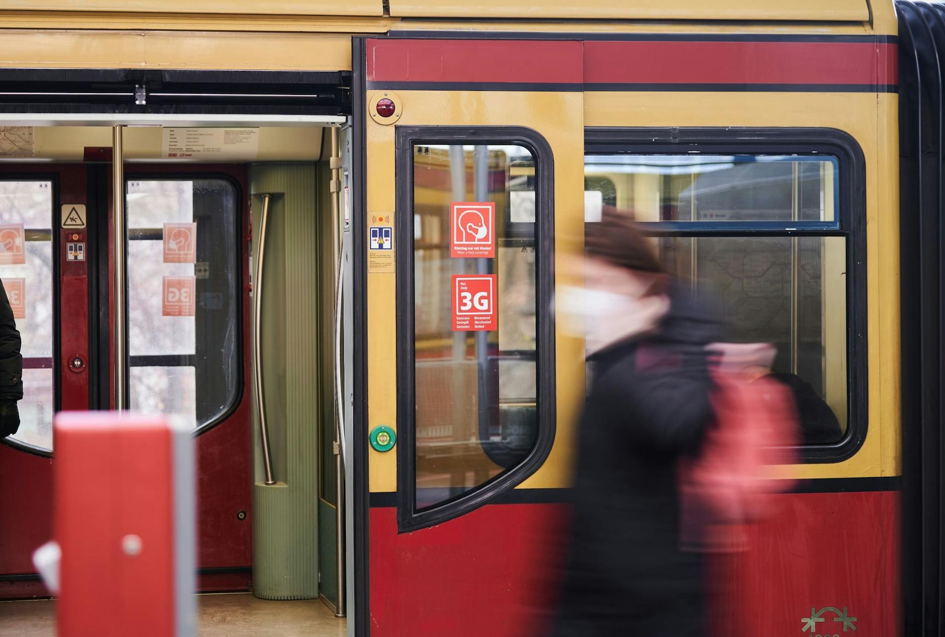 ARCHIV - Eine Frau geht an einer S-Bahn vorbei.