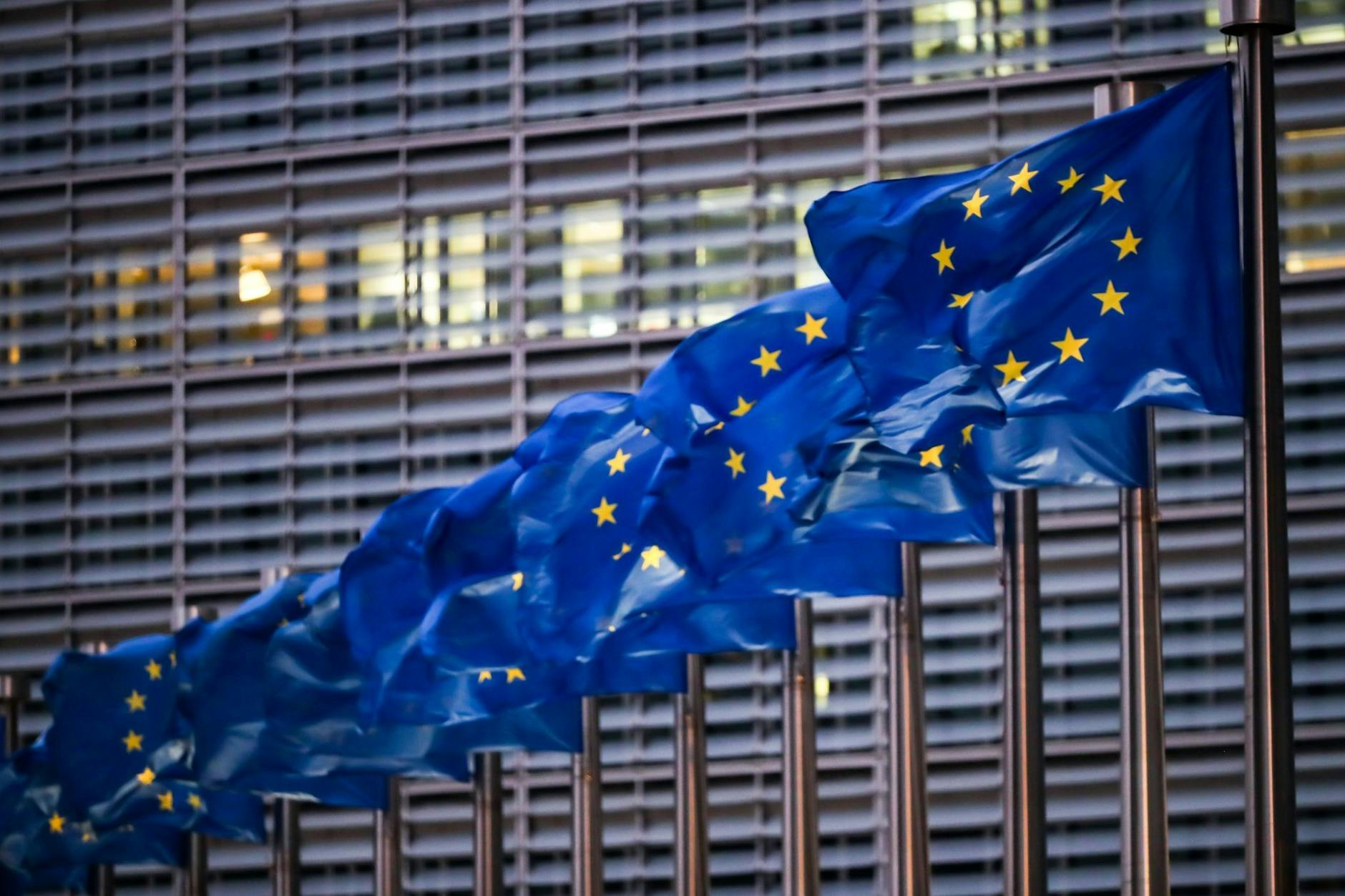 ARCHIV - Europa-Flaggen wehen vor dem Sitz der EU-Kommission in Brüssel.