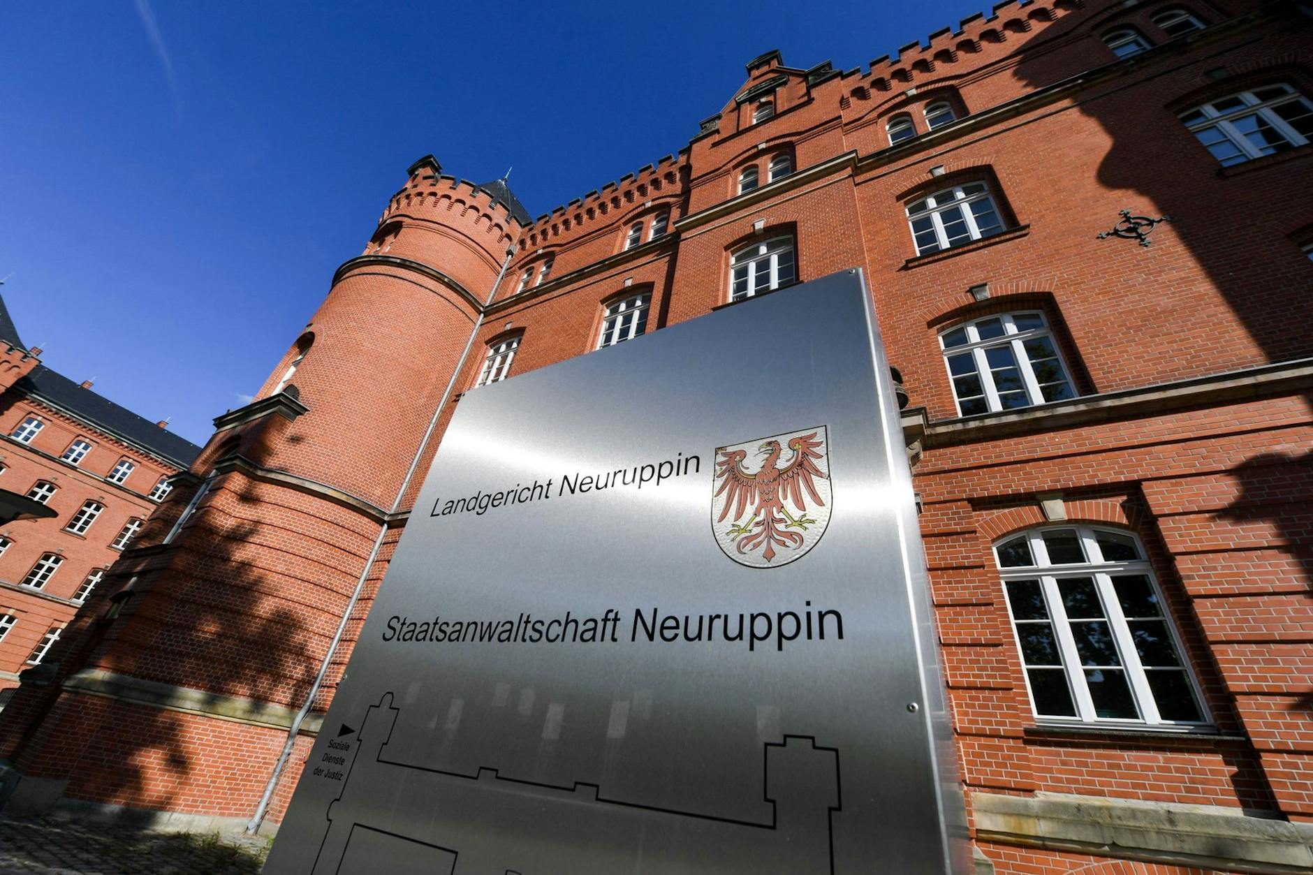 ARCHIV - Das Schild weist auf das Landgericht und die Staatsanwaltschaft Neuruppin.