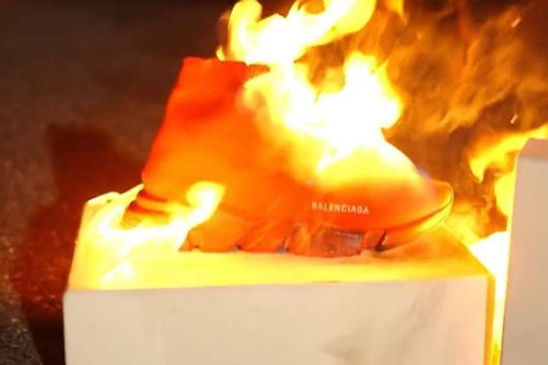 Protest gegen ein Label: Ein brennender Balenciaga-Schuh.