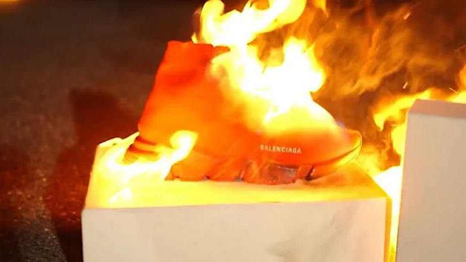 Protest gegen ein Label: Ein brennender Balenciaga-Schuh.
