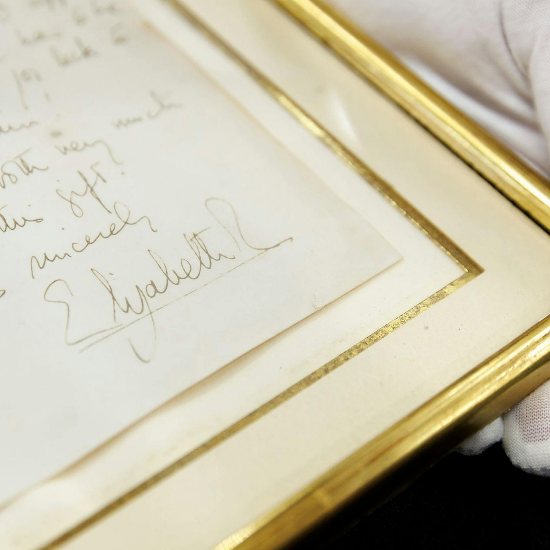 Torten und Briefe - Was von den Royals unter den Hammer kam