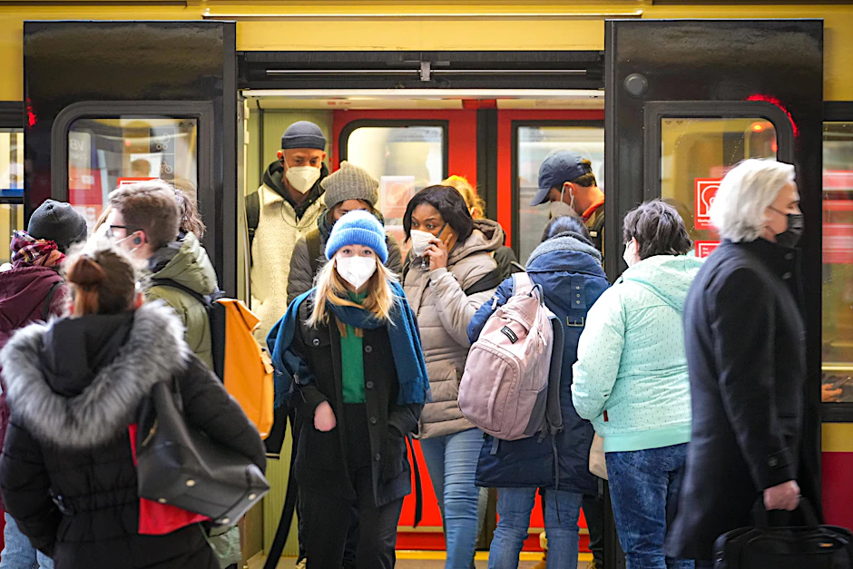 S-Bahn-Fahrgäste steigen am Bahnhof Gesundbrunnen aus einer Bahn.
