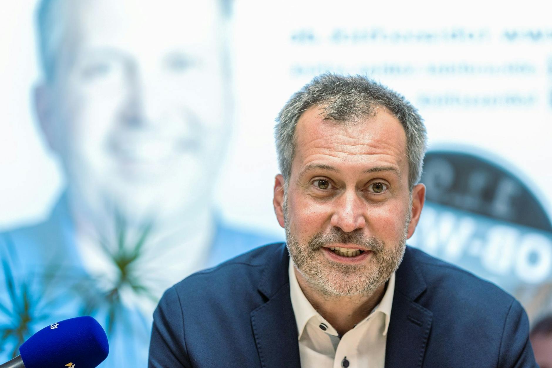 ARCHIV - Der zukünftige Oberbürgermeiser der Stadt Cottbus, Tobias Schick (SPD) gibt nach seinem Wahlsieg eine Pressekonferenz. ld