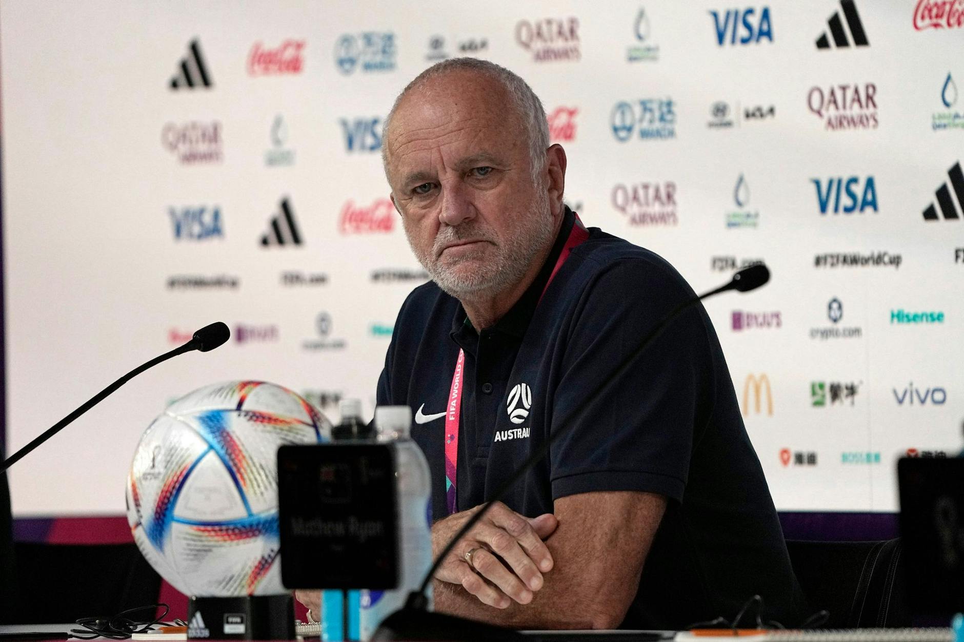 ARCHIV - Eine Antwort des 59-Jährigen auf eine Journalisten-Frage sorgte für Gelächter: Australiens Cheftrainer Graham Arnold.