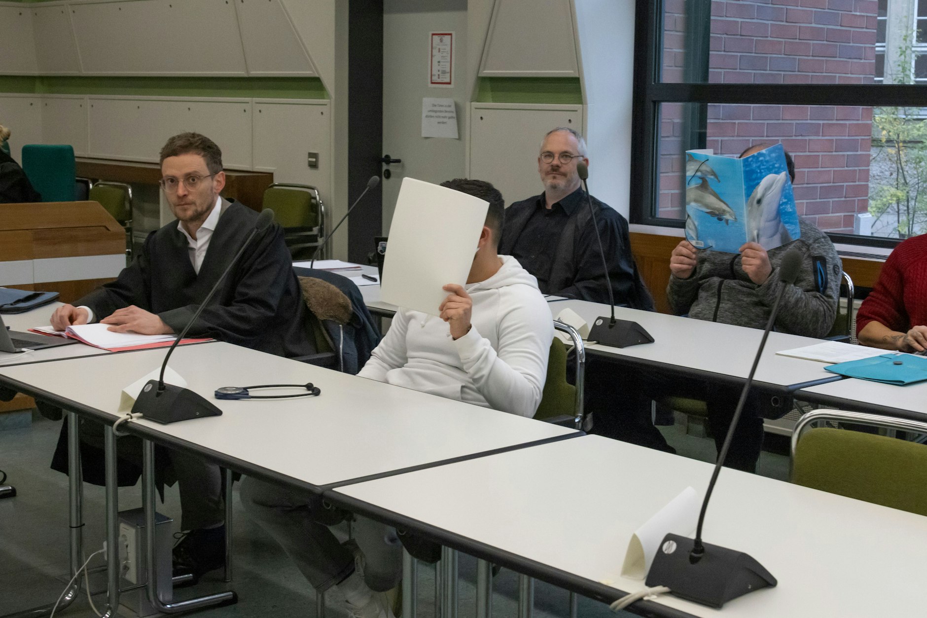 Stanislav N. und Antonio B.: zwei der Angeklagten mit ihren Anwälten.