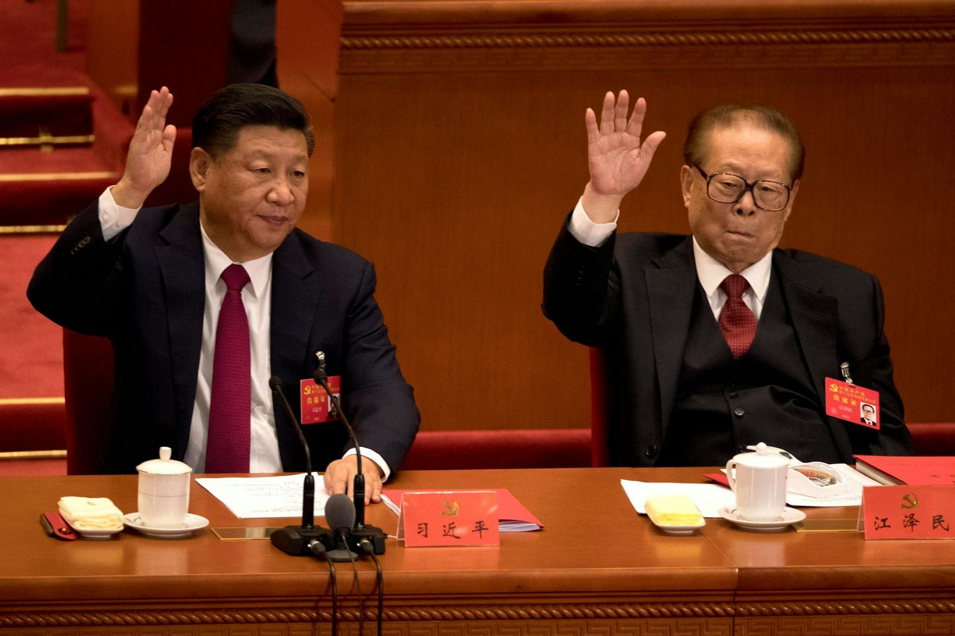 ARCHIV - Chinas Staats- und Parteichef Xi Jinping (l) beim 19. Parteikongress der Kommunistischen Partei im Jahr 2017. Rechts sitzt der ehemalige Staatspräsident Jiang Zemin.