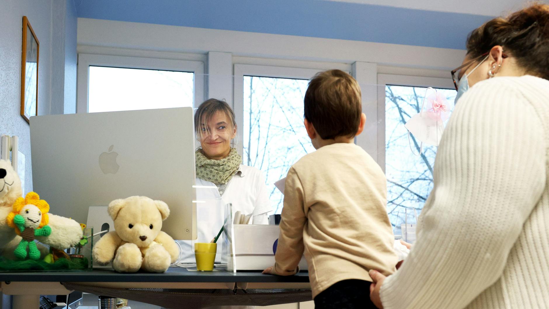 Jana Lansch nimmt Eltern und Kinder in der Praxis von Kinderarzt Dr. Steffen Lüder in Empfang. Lächelnd, trotz ständigen Andrangs.