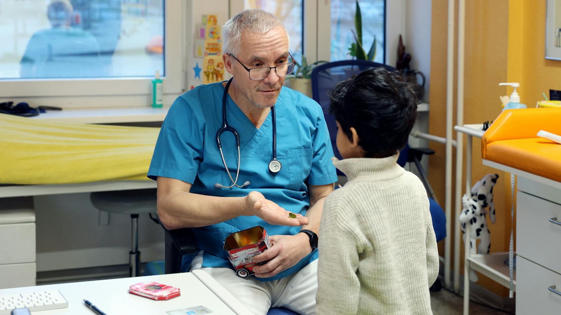 Na, war's schlimm? Nach der überstandenen Untersuchung gibt's Gummibärchen von Dr. Steffen Lüder.