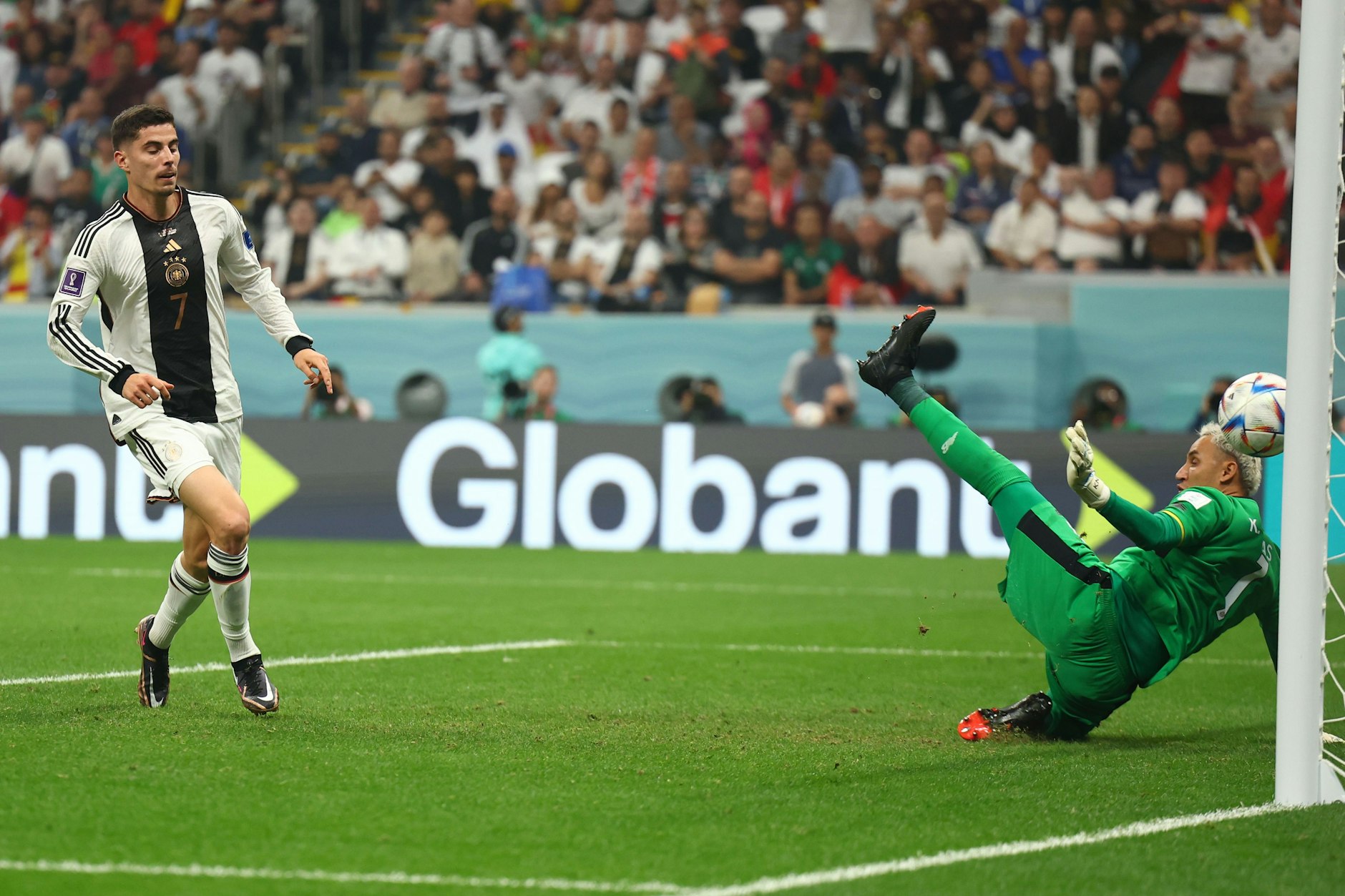 Kai Havertz (l.) trifft hier zum 3:2 für die DFB-Elf, doch sein Doppelpack reichte Deutschland nicht zum Weiterkommen.