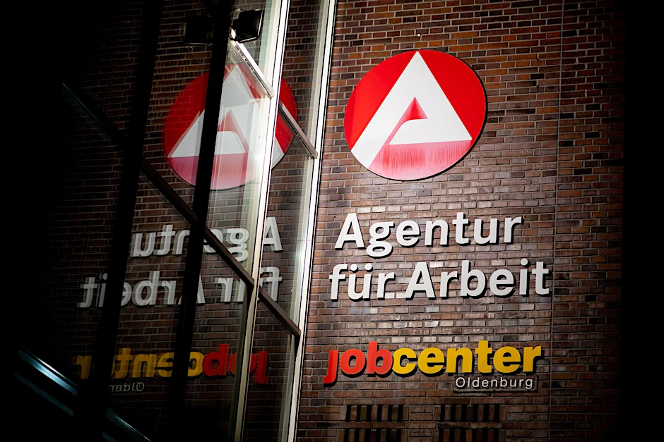 ARCHIV - Der Schriftzug «Agentur für Arbeit» hängt am Gebäude der Bundesagentur.  hiv