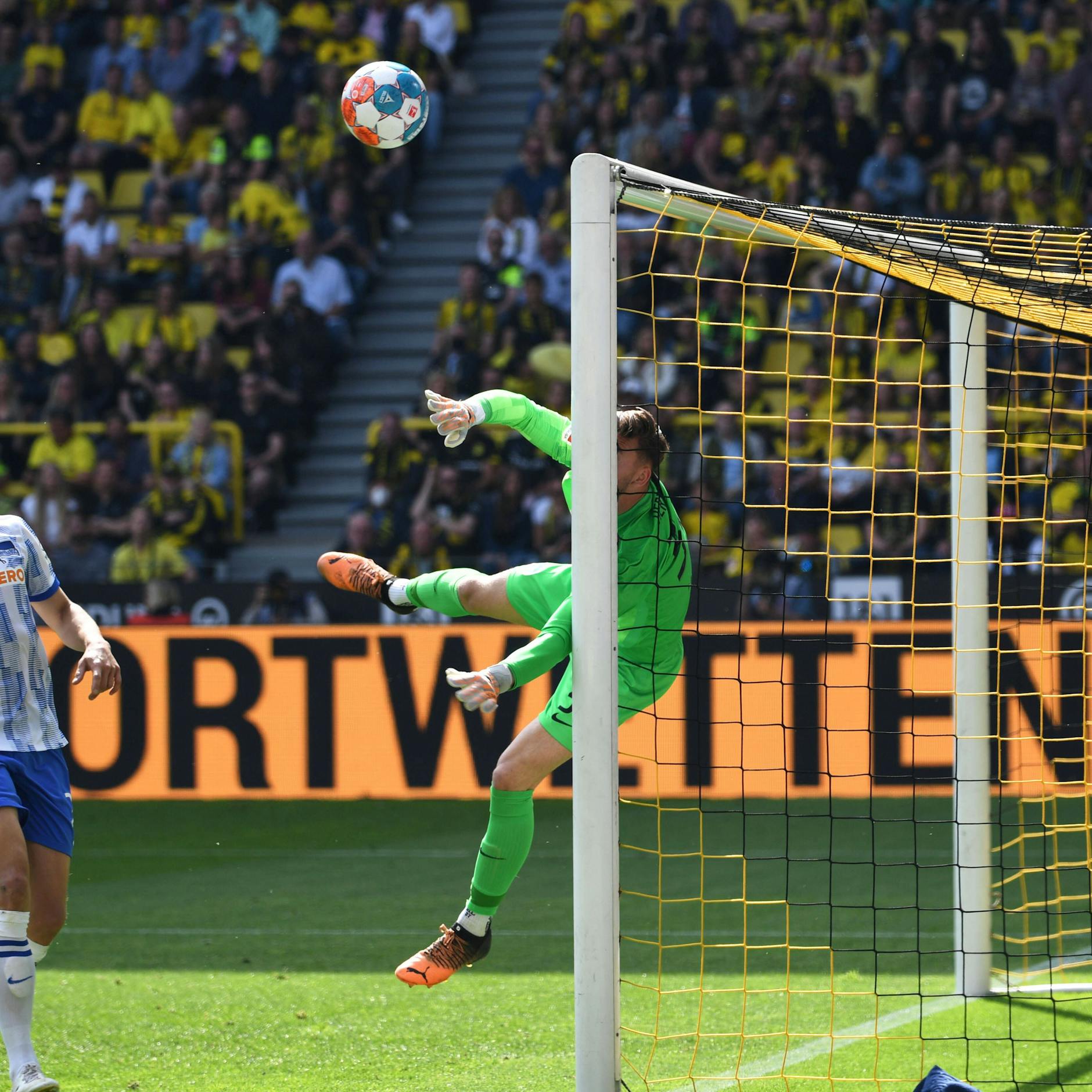 Im Mai krachte Ex-Hertha-Keeper Marcel Lotka im Spiel gegen Dortmund (1:2) bei einer Parade mit dem Kopf gegen den Pfosten.