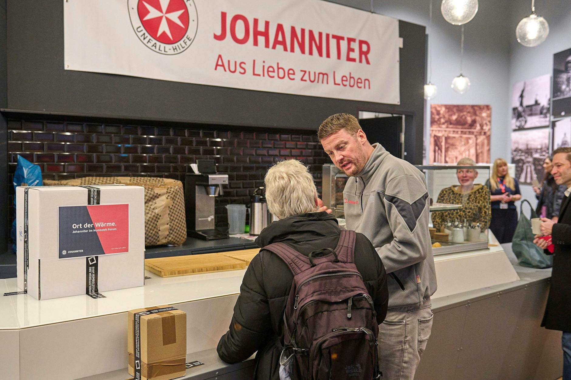 Im Berliner Humboldt-Forum haben die Johanniter und die Stiftung Humboldt-Forum einen „Ort der Wärme“ eröffnet.