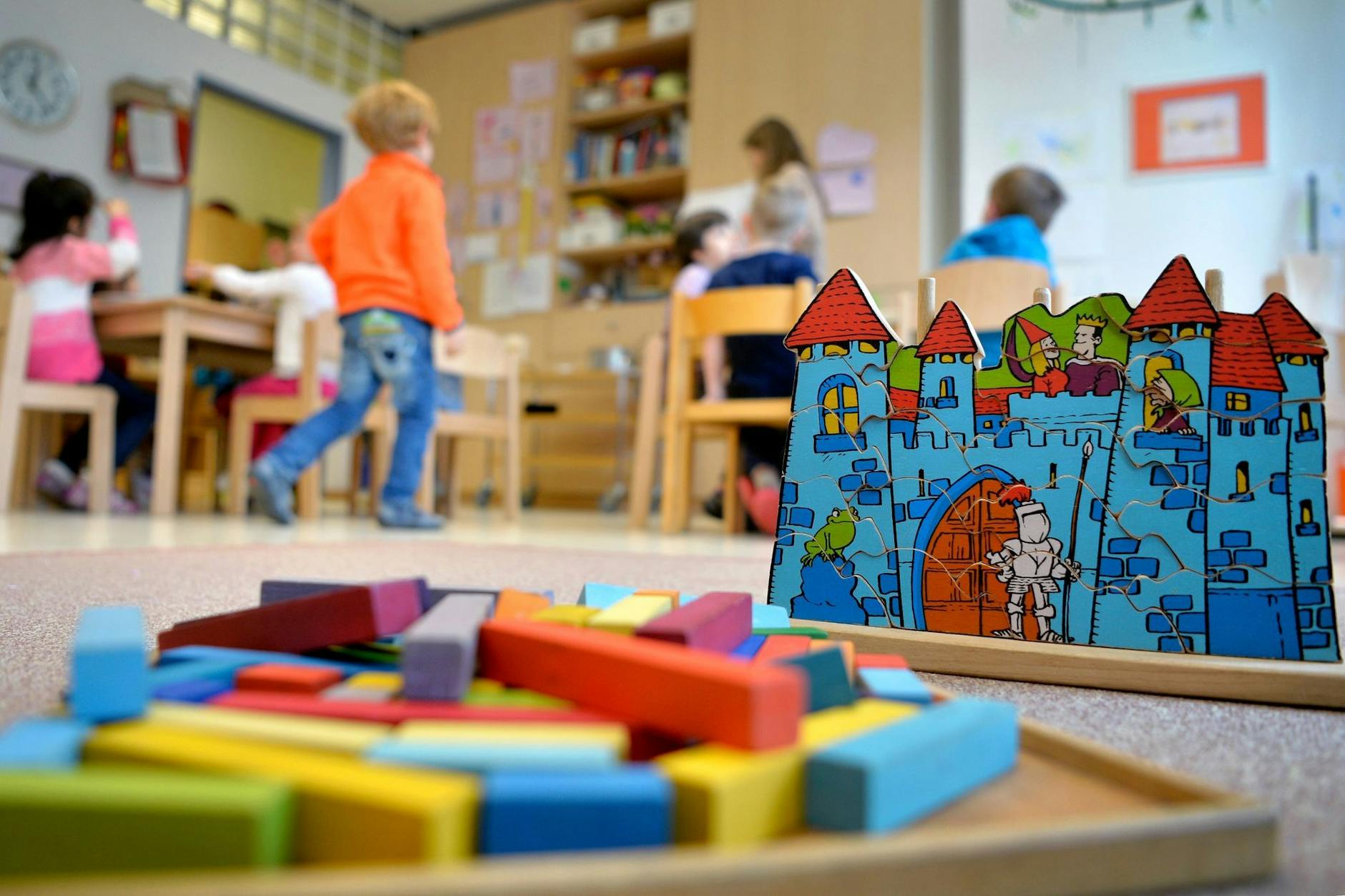 Mit dem Gesetz will die Bundesregierung beispielsweise Bildung und Ernährung in Kitas verbessern.