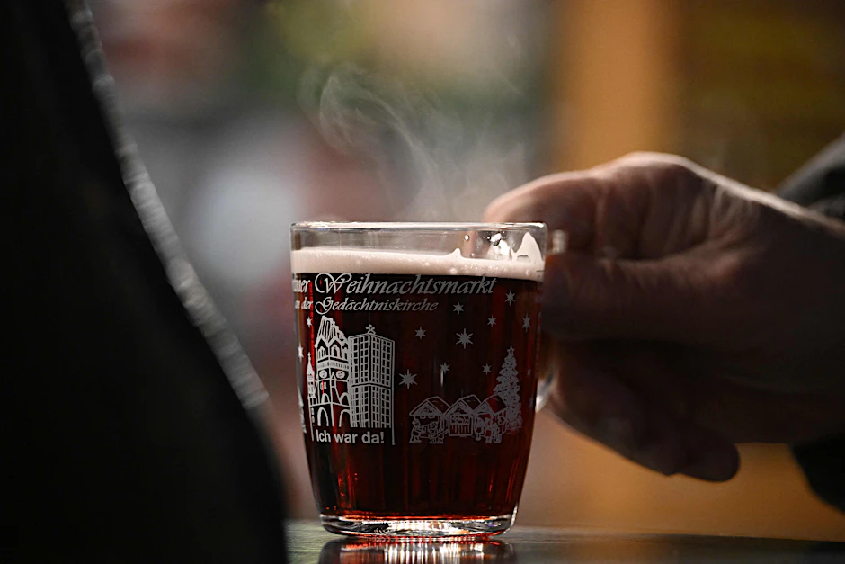 Glühwein für einen guten Zweck: Der traditionelle Glühweinverkauf am Breitscheidplatz ist heute wieder da.