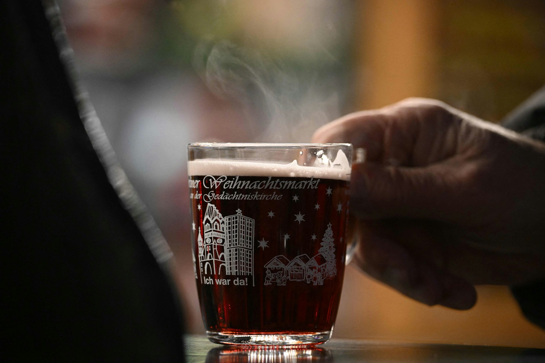 Glühwein für einen guten Zweck: Der traditionelle Glühweinverkauf am Breitscheidplatz ist heute wieder da.