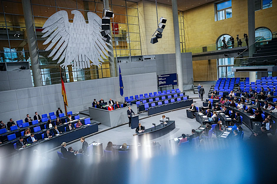 Die Bundestagsabgeordneten kommen im Plenum zusammen, um über das Chancen-Aufenthaltsrecht und die Beschleunigung von Asylverfahren&nbsp; zu entscheiden.