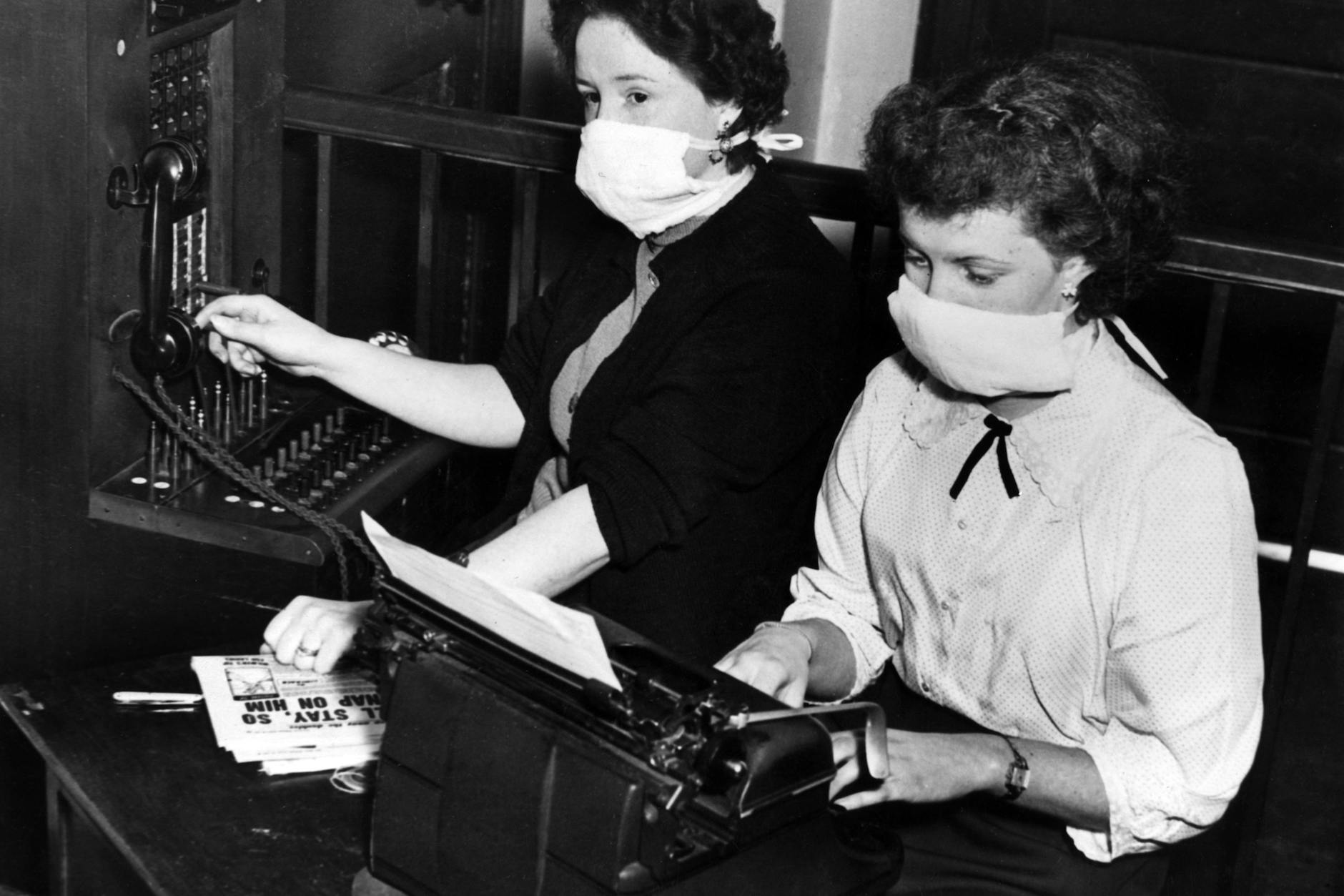 Masken in Innenräumen, das kommt uns bekannt vor: Selbst in den Büros saßen die Angestellten mit Gazemasken (Aufnahmedatum unbekannt). 