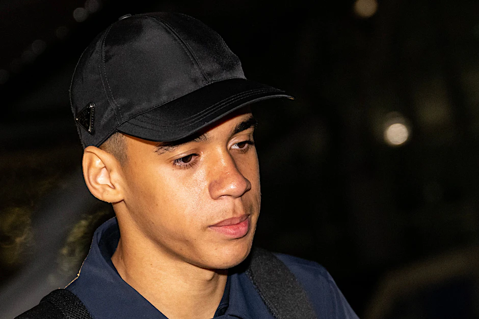 Bayern-Spieler Jamal Musiala auf dem Münchener Flughafen.