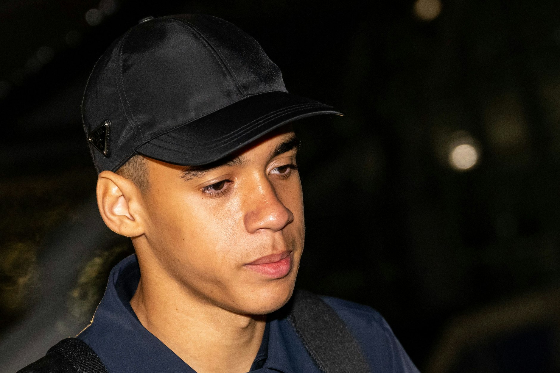 Bayern-Spieler Jamal Musiala auf dem Münchener Flughafen.