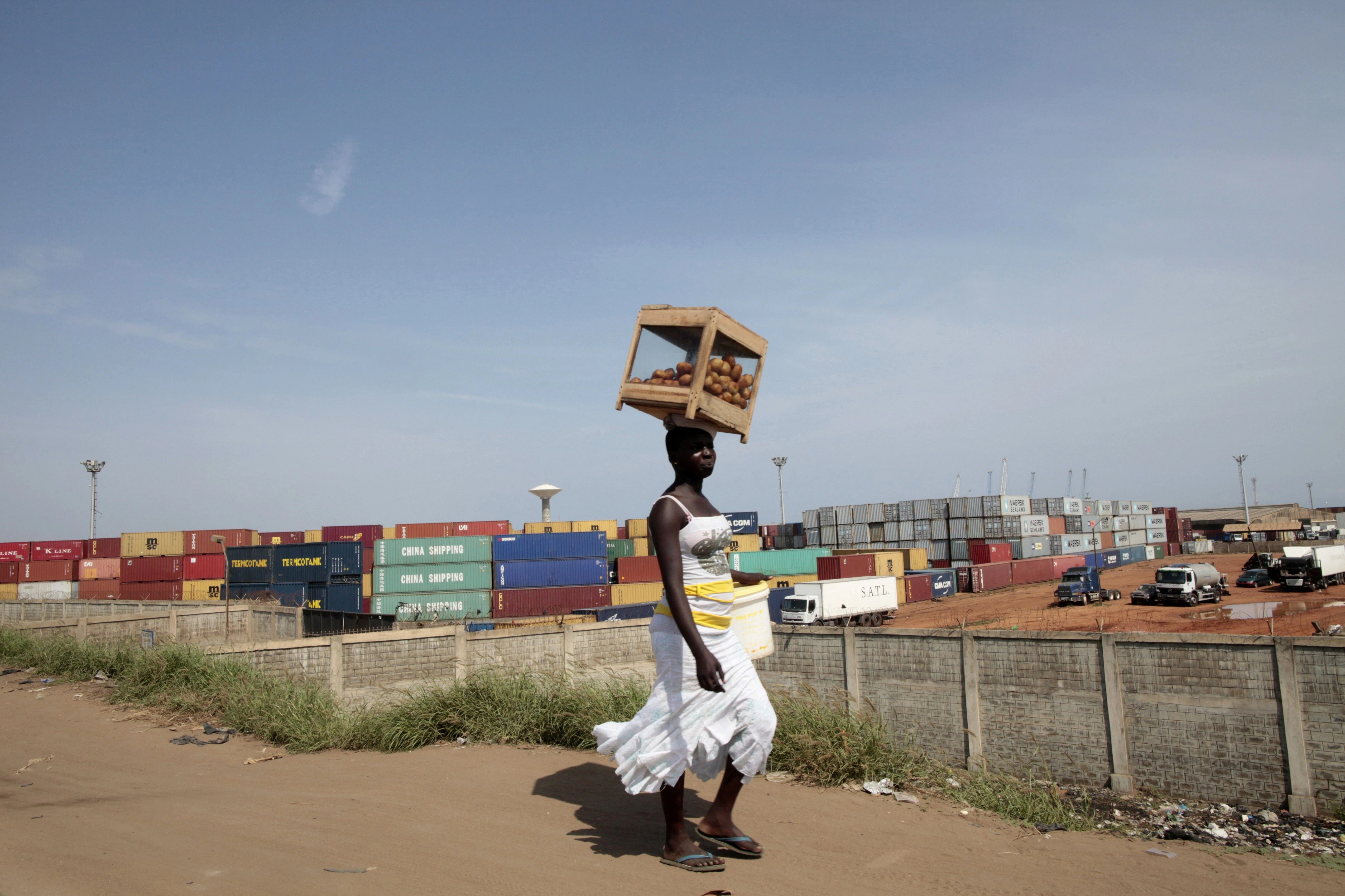 Eine Frau unweit des Freihafens in Lome