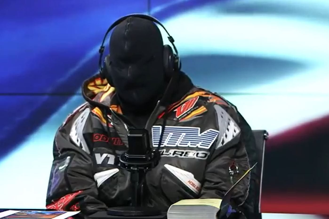 Kanye West gibt maskiert und mit der Bibel auf dem Tisch ein Interview.