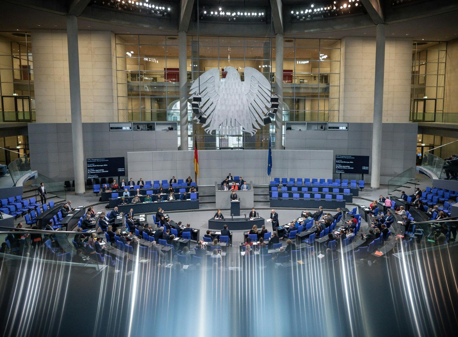 Bildungsministerin Bettina Stark-Watzinger spricht im Plenarsaal des Bundestags in der Debatte zur Energiepreispauschale für Studierende.