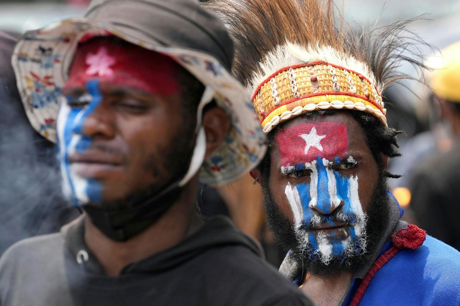 Papua-Aktivisten, die mit den Farben der separatistischen «Morning Star»-Flagge bemalt sind, nehmen an einer Kundgebung zum 61. Jahrestag der gescheiterten Bemühungen papuanischer Stammesführer teil, die Unabhängigkeit von den niederländischen Kolonialherrschern zu erklären.