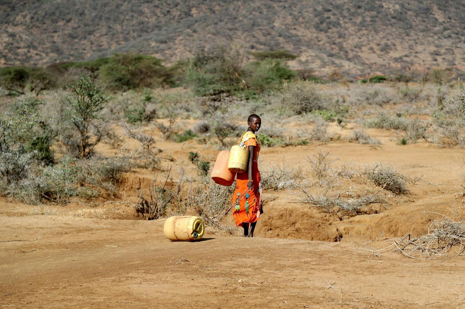 Eine Samburu-Frau holt Wasser im kenianischen Bezirk Samburu. Die Dürreperioden in der Region verschlimmern sich aufgrund des Klimawandels.