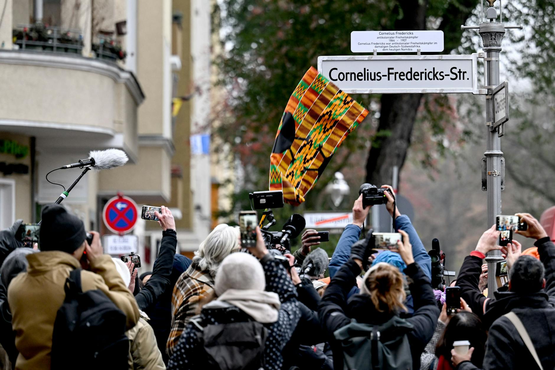 Menschenandrang bei der Straßenumbenennung am Freitag im Afrikanischen Viertel: Die Lüderitzstraße wurde in Cornelius-Fredericks-Straße umbenannt. 
